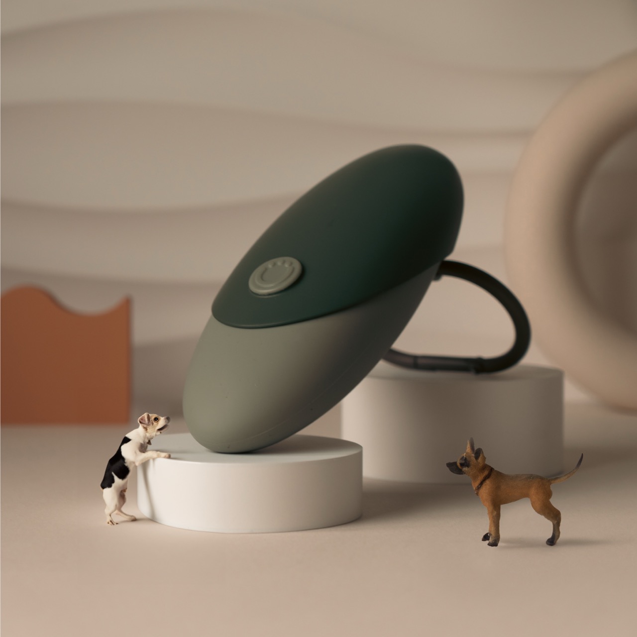 Otto Water Bottle on pedestal